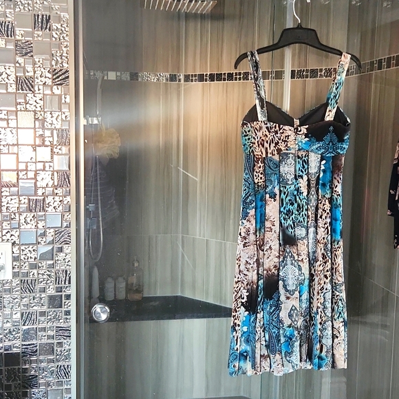 Size 6 Frank Lyman sleeveless dress with thick straps and padded bra - Picture 2 of 8